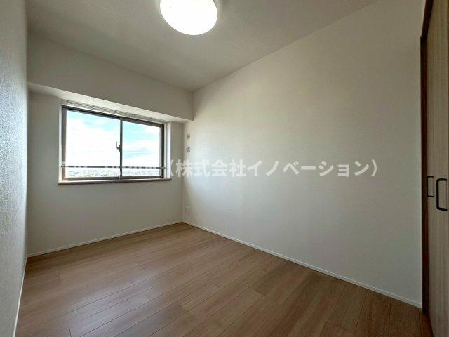 セレナハイムパークステージ桶川の洋室|大きな窓から朝日がふんだんに注ぐ約５．１帖の洋室