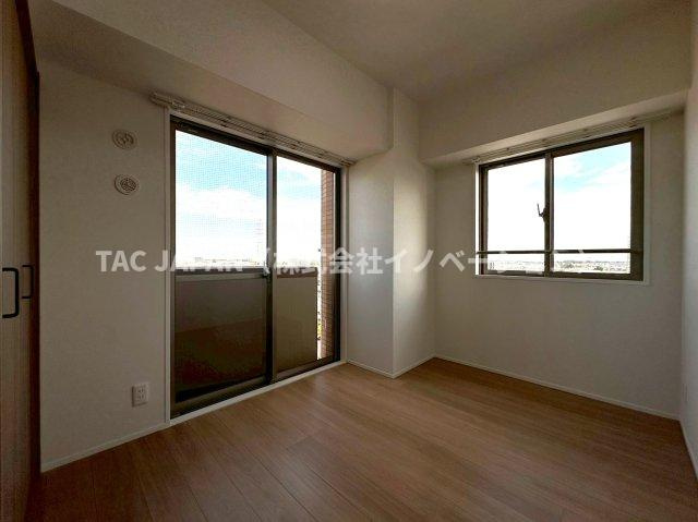 セレナハイムパークステージ桶川の洋室|朝日が注ぎ風通しの良い約５．２帖の洋室。サービスバルコニーも使い勝手◎。全てのお部屋に大きな窓と収納を備えていますので、広さを問わず快適にお過ごしいただけます。