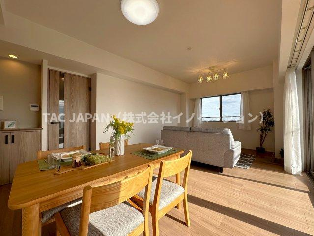 セレナハイムパークステージ桶川の居間・リビング|【保証付きフルリノベ】
キッチンやお風呂・洗面など水回りの設備機器はもちろん、床や壁・天井やコンセントやスイッチ類まで全て新品交換したフルリフォームを行い、立地に見合う上質な居住空間を創造しています。