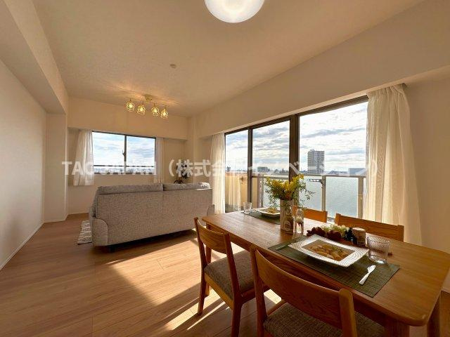 セレナハイムパークステージ桶川の居間・リビング|【広々ＬＤＫ１６．５帖】
キッチンやお風呂・洗面など水回りの設備機器はもちろん、床や壁・天井やコンセントやスイッチ類まで全て新品交換したフルリフォームを行い、立地に見合う上質な居住空間を創造しています