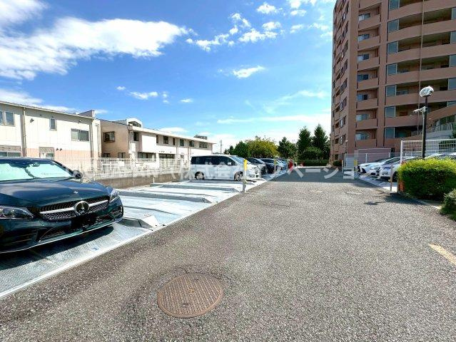 セレナハイムパークステージ桶川の駐車場|防犯カメラ完備の敷地内の駐車場。9/27時点で上段を含む12台の空きがございます。
※月々4500円～9000円/台