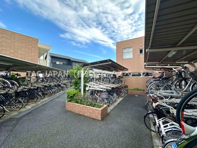 セレナハイムパークステージ桶川の駐輪場|1住戸1台目が無償で使える敷地内の駐輪場。2台目以降は月々100円/台にてお使いいただけます。