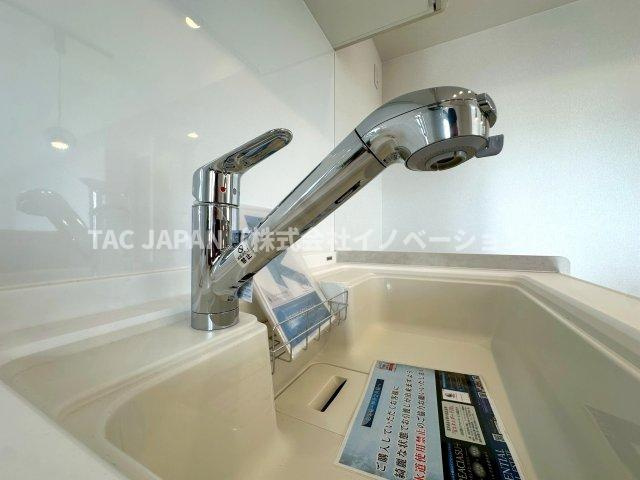 セレナハイムパークステージ桶川のキッチン|【浄水シャワー栓】カートリッジ内蔵で場所を取らずワンタッチで水質の切替えができる浄水シャワー栓。