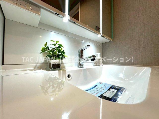 セレナハイムパークステージ桶川の洗面所|【洗面ユニット（新品）】
お手入れが楽なシームレスタイプの洗面ボール×豊富な収納を誇る3面鏡ユニットを新設。毎日を気持ちよくスタートできます。