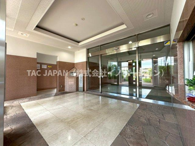 セレナハイムパークステージ桶川のエントランス|【弊社担当が住むマンション】
清潔感があり落ち着いた雰囲気が感じられるエントランス。管理状態の良さが伺えます。安心のオートロック&防犯カメラ、24時間荷物が受け取れ得る便利な宅配ボックス完備。