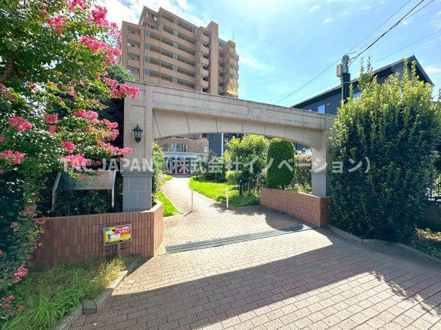 セレナハイムパークステージ桶川の外観|【居住者によるご案内できます】
ゆとりある敷地に様々な草木が色づき四季折々の彩りが楽しめるセレナハイムパークステージ桶川。築後23年の時を経ても色褪せることなくその存在感をアピールしています。