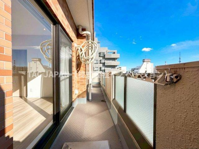 ライオンズマンション東日暮里第2のバルコニー|東京スカイツリーを望む開放的なワイドバルコニー。風通しも良く不思議と空が近く感じられます。