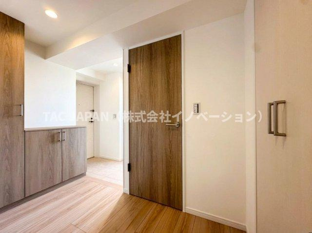 ライオンズマンション東日暮里第2の玄関|ルーフバルコニーの扉から明るい日差しが注ぐ開放的な玄関。大きなシューズボックスを備えたゆとりある玄関スペースはベビーカーやぱぱさんのゴルフバックを置いても日頃からスッキリお使いいただけます。