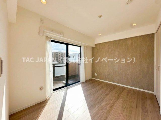 ライオンズマンション東日暮里第2の洋室|開放的なバルコニーから日差しがふんだんに注ぐ約５．８帖の洋室。全てのお部屋にクローゼットを備えていますので広さを問わず快適にお過ごしいただけます。