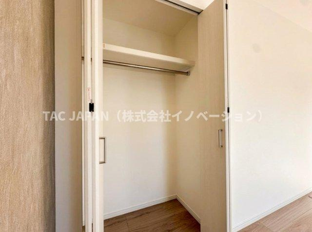 ライオンズマンション東日暮里第2の収納|開放的なバルコニーから日差しがふんだんに注ぐ約５．８帖の洋室。全てのお部屋にクローゼットを備えていますので広さを問わず快適にお過ごしいただけます。