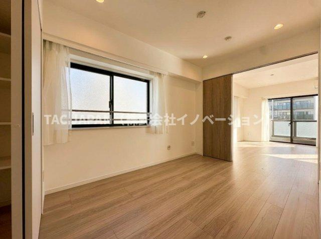 ライオンズマンション東日暮里第2の洋室|急な来客時やお子様の遊び場など使い勝手に困らないリビング続き洋室（約４．７帖）。
衣装ケースや段ボールをそのまま収納できる大きなクローゼットを完備しています。