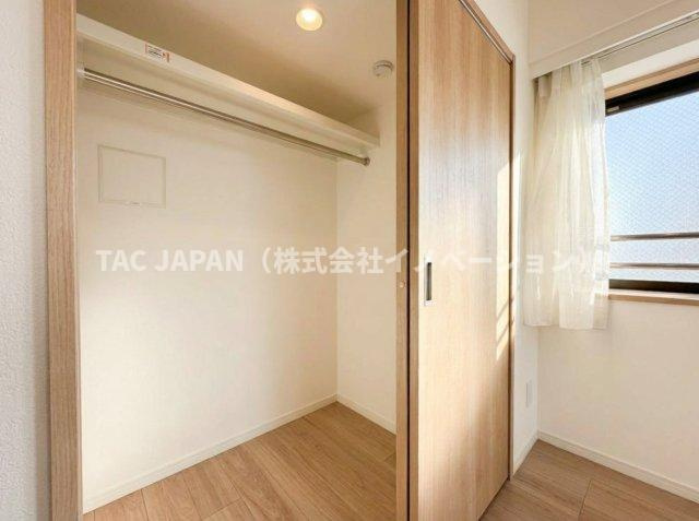 ライオンズマンション東日暮里第2の収納|急な来客時やお子様の遊び場など使い勝手に困らないリビング続き洋室（約４．７帖）。
衣装ケースや段ボールをそのまま収納できる大きなクローゼットを完備しています。