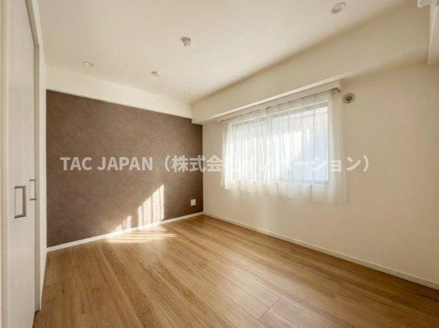 ライオンズマンション東日暮里第2の洋室|玄関前のオープンスペースから日差しが注ぐ落ち着いた主寝室（約６．２帖）。キングサイズのベッドを置いても余裕が感じられますね。