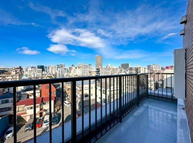 ライオンズマンション東日暮里第2のバルコニー|玄関からアプローチできるルーフバルコニー（無料）の楽しみ方はお客様しだいです。