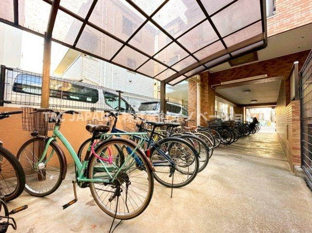 ライオンズマンション東日暮里第2の駐輪場|綺麗に整列されたマンション敷地内の屋根付き駐輪場。