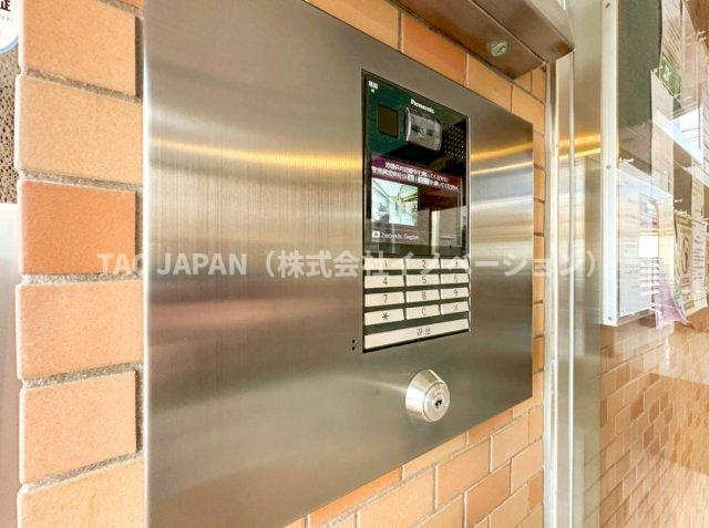 ライオンズマンション東日暮里第2の内装|【モニターオートロック】
エントランスの来訪者をリビングから確認・開錠できる防犯の要。