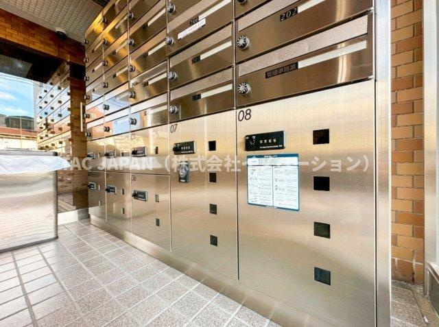 ライオンズマンション東日暮里第2のエントランス|【宅配ボックス】
エントランスに不在時でも荷物を受け取れる宅配ボックスを完備しています。