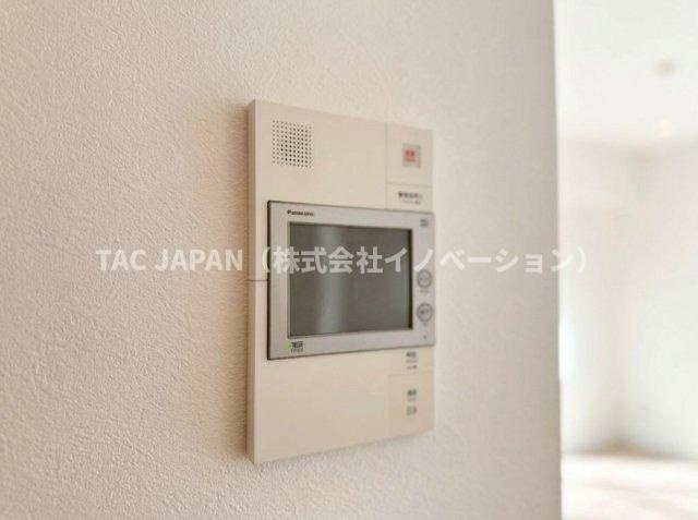 ライオンズマンション東日暮里第2の防犯設備|【モニター付きインターホン】
エントランスの来訪者をリビングから確認・開錠できる防犯の要。