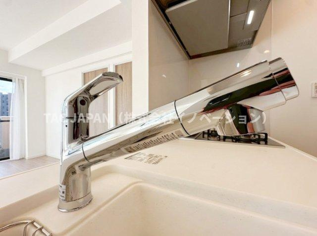 ライオンズマンション東日暮里第2のキッチン|【ガラストップ3口コンロ】
焼物を作りながら炒め物や煮込みも同時に調理！お調理の幅が広がる3口コンロ（お手入れ楽々ガラストップタイプ）。