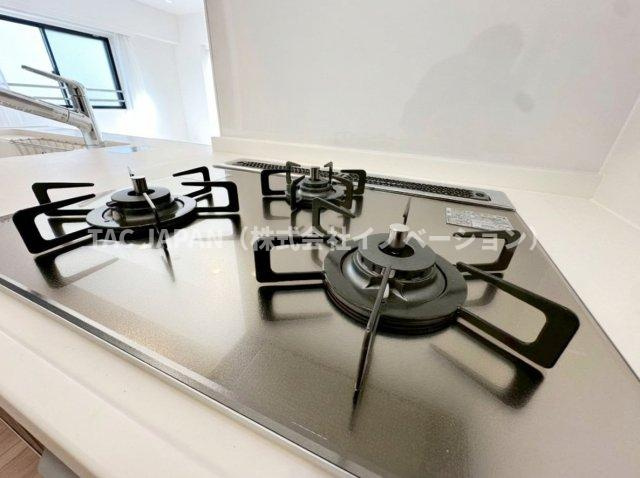 ライオンズマンション東日暮里第2のキッチン|【ガラストップ3口コンロ】
焼物を作りながら炒め物や煮込みも同時に調理！お調理の幅が広がる3口コンロ（お手入れ楽々ガラストップタイプ）。