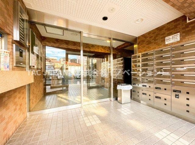 ライオンズマンション東日暮里第2のエントランス|明るく清潔感ある雰囲気から管理状態の良さが伺えるエントランス。安心のモニター付きオートロック×防犯カメラ、便利な宅配ボックスなども完備しています。