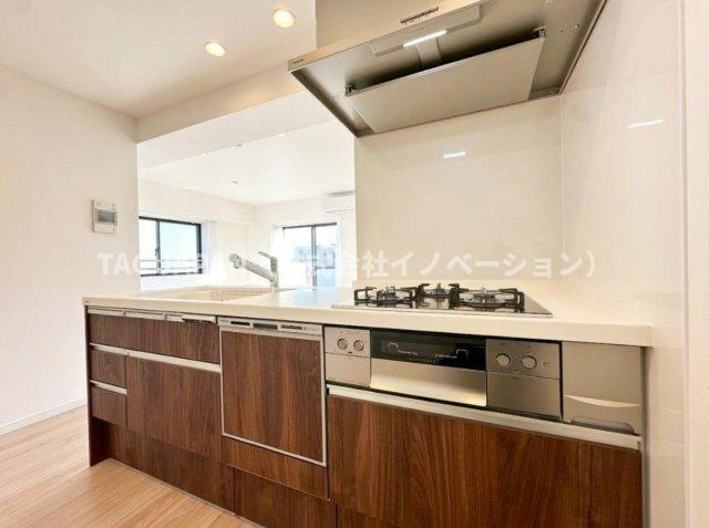 ライオンズマンション東日暮里第2のキッチン|食事の時間がバラバラでも最後の人がスイッチを入れれば洗い物が完結できるビルトイン食器洗浄乾燥機や便利な浄水シャワー栓、お手入れの楽なガラストップ3口コンロを備える新品システムキッチン。