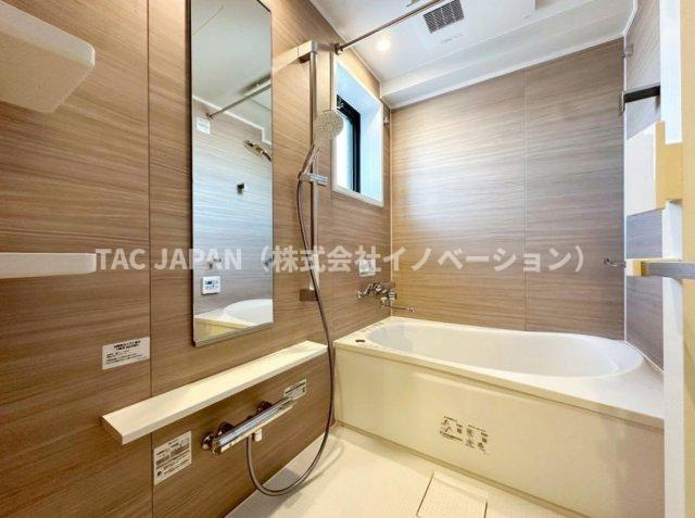 ライオンズマンション東日暮里第2の浴室|【窓付き浴室】
ワンタッチでお湯張りや追炊ができるオートバスと足を伸ばせる浴槽で24時間いつでも快適にリフレッシュできる新品浴室。雨のお洗濯や日頃のメンテナンスなどに役立つ浴室換気乾燥機完備。