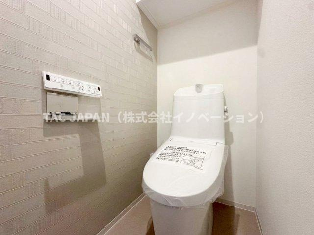 ライオンズマンション東日暮里第2のトイレ|狭すぎず、落ち着きある上質な空間が再現されたお手洗い。