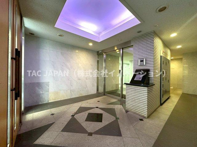 メゾン・ド・ヴィレ日本橋中洲のエントランス|【Entrance】
管理状態の良さが伺える清潔感あるエントランス。都心の生活に欠かせないオートロック、宅配ボックス、防犯カメラなども整っています。