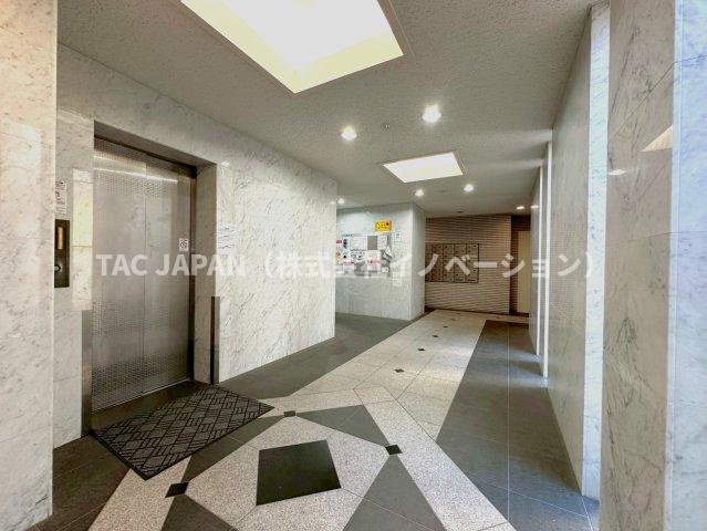 メゾン・ド・ヴィレ日本橋中洲のエントランス|【Entrance】
管理状態の良さが伺える清潔感あるエントランス。都心の生活に欠かせないオートロック、宅配ボックス、防犯カメラなども整っています。