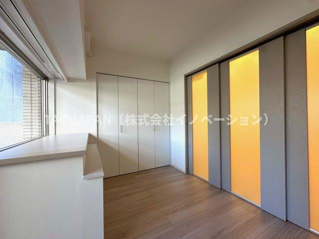 メゾン・ド・ヴィレ日本橋中洲の洋室|【Private room】
普段はオープンに開けていても来客時や就寝時にはリビングの仕切り扉で生まれる約４．０帖の落ち着いたプライベート空間。