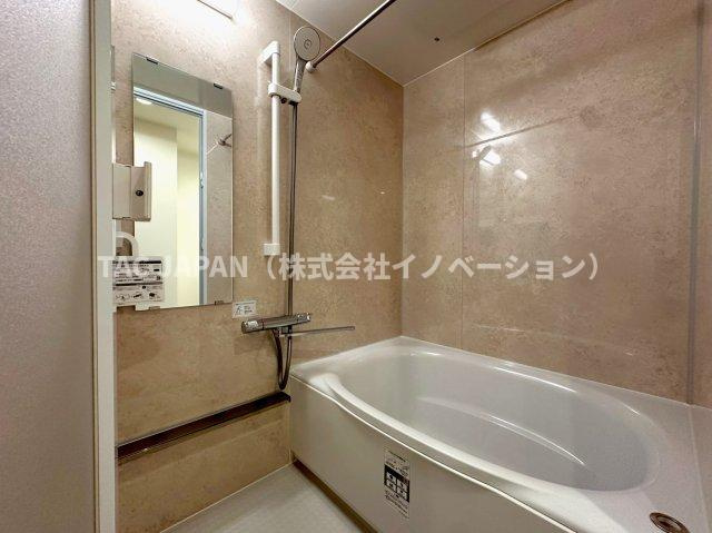 メゾン・ド・ヴィレ日本橋中洲の浴室|【bass room】
ワンタッチでお湯張りや追炊ができるオートバス×足を伸ばせる浴槽で24時間いつでも快適にリフレッシュできる新品浴室。雨のお洗濯や日頃のメンテナンスなどに役立つ浴室換気乾燥機完備。