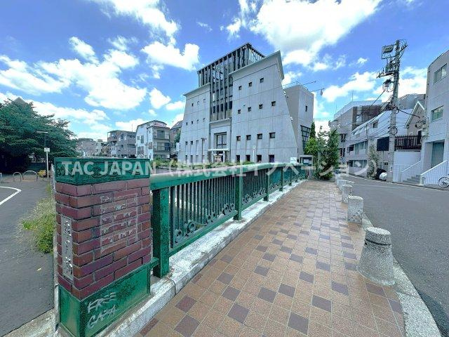 アーバンデザイナー設計・重厚SRC邸宅の前面道路含む現地写真|詳細な資料の送付や見学のご予約など「03-5918-8689」までお気軽にお問合せください。
「中野区本町の物件」とお伝えいただけますとスムーズです。