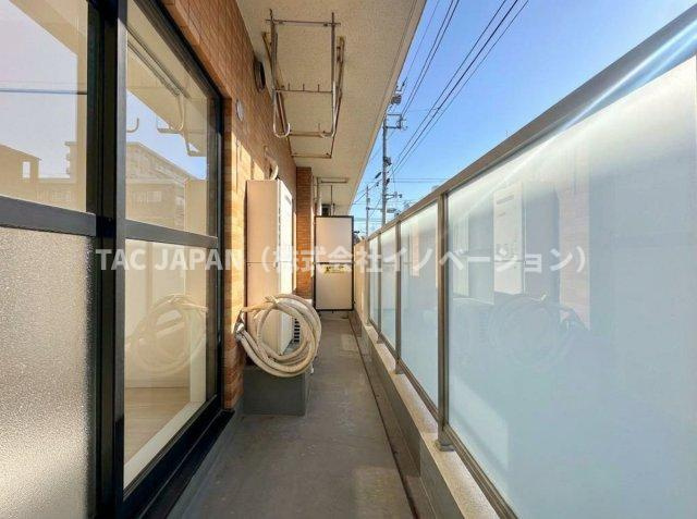 ダイアパレス西新井大師のバルコニー|リビングと主寝室をつなぐ開放的な南向きワイドバルコニー。風通しも良く不思議と空が近く感じられます。