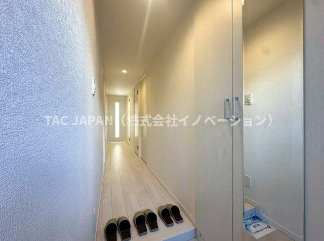 ダイアパレス西新井大師の玄関|日頃からスッキリ使いたい玄関スペースには姿鏡付きの天井まで届く大きなシューズクローゼットを完備。明るく清潔感ある上質な空間が演出されています。