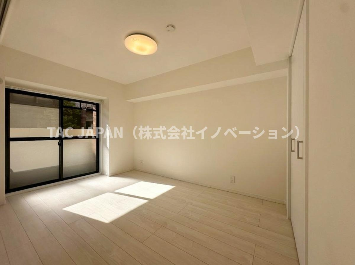 ダイアパレス西新井大師の洋室|開放的な南向きバルコニーから日差しがふんだんに注ぐ約６．４帖の主寝室。キングサイズのベッドを置いても余裕が感じられます。