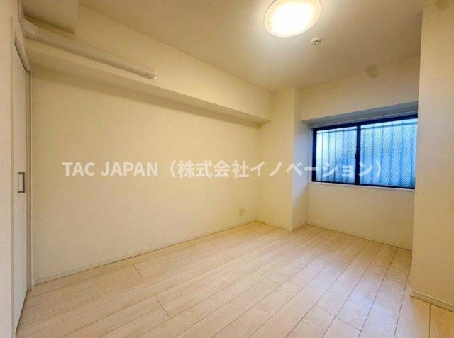 ダイアパレス西新井大師の洋室|玄関前のオープンスペースから日差しが注ぐ開放的な洋室（約５．９帖）。全てのお部屋に窓とクローゼットを備えていますので広さを問わず快適にお過ごしいただけます。