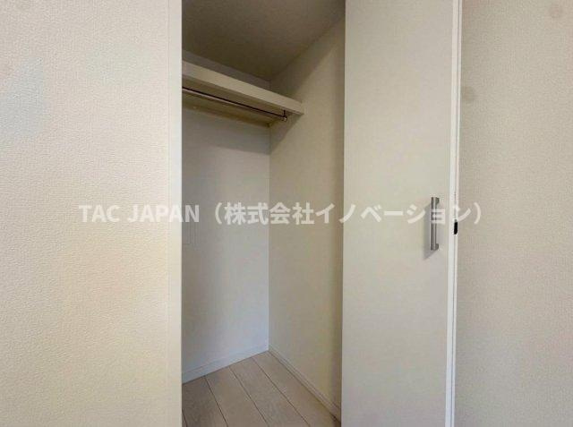 ダイアパレス西新井大師の収納|玄関前のオープンスペースから日差しが注ぐ開放的な洋室（約５．９帖）。全てのお部屋に窓とクローゼットを備えていますので広さを問わず快適にお過ごしいただけます。