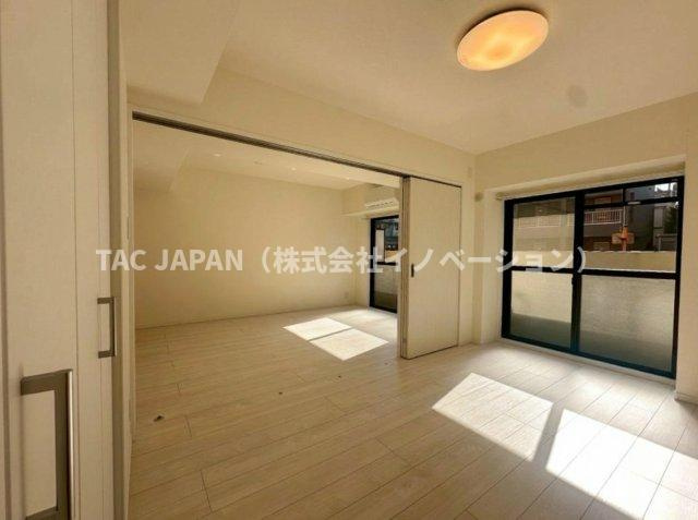 ダイアパレス西新井大師の洋室|リビング横の洋室（約６．４帖）を開放すれば約１７．３帖の広々ＬＤＫとしてお使いいただけます。