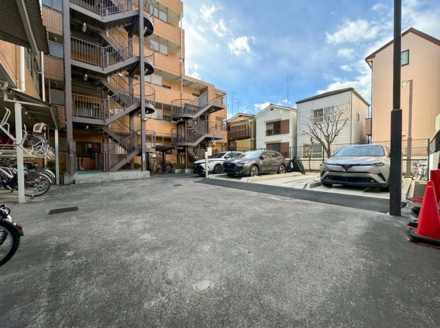 ダイアパレス西新井大師の駐車場|敷地内に機械式の駐車場と駐輪場を完備