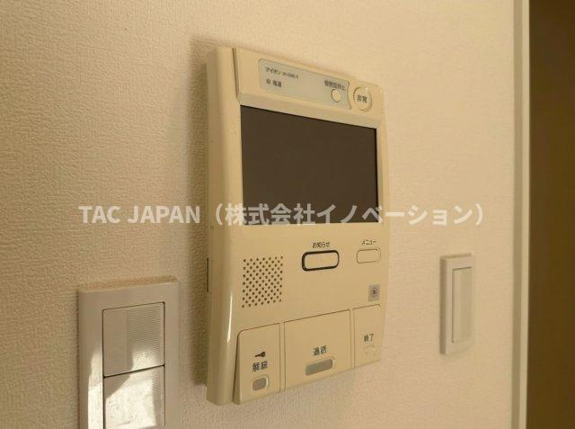 ダイアパレス西新井大師の防犯設備|【モニター付きインターホン】
エントランスの来訪者をリビングから確認・開錠できる防犯の要。