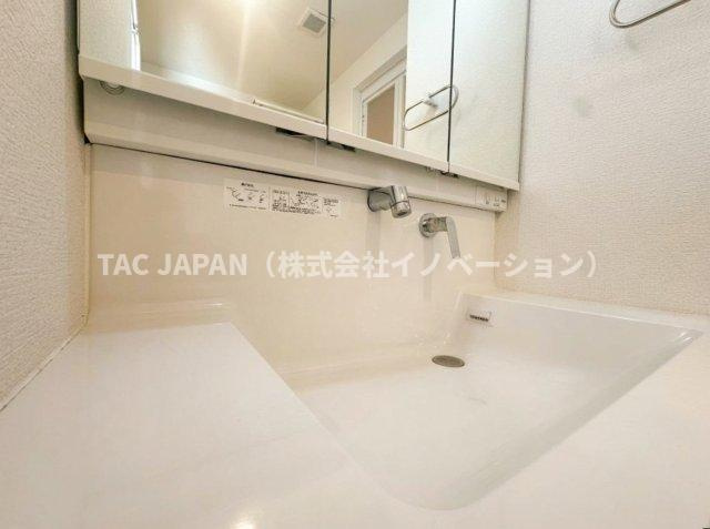 ダイアパレス西新井大師の洗面所|【清潔感ある洗面ユニット】
つなぎ目が無くお手入れ楽々シームレス洗面ユニット。