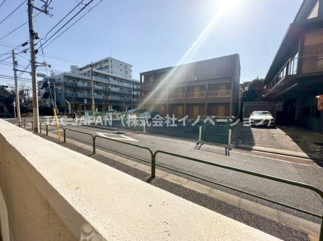 ダイアパレス西新井大師の展望|1階のお部屋ですがひらけた開放的なロケーションが望めます。高さがあるので通行人の視線も気になりません。