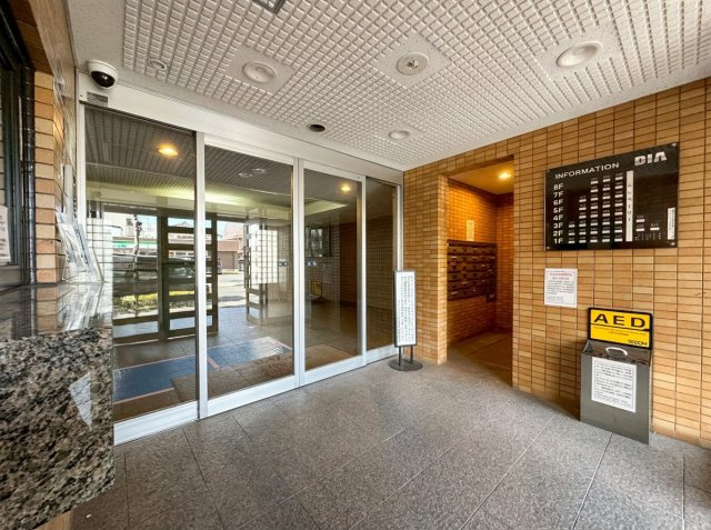 ダイアパレス西新井大師のエントランス|明るく清潔感ある雰囲気から管理状態の良さが伺えるエントランス。室内から来訪者を確認できる安心のオートロック、防犯カメラもしっかり完備しています。