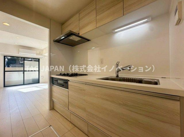 ダイアパレス西新井大師のキッチン|場所をとらずにワンタッチで水質の切換え可能な浄水シャワー栓やお料理の幅が広がる3口コンロを備えた新品システムキッチンを完備しています。