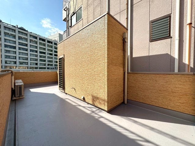 東上野4丁目の邸宅のバルコニー