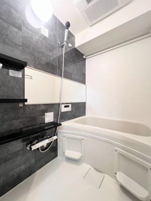 【内観：施工例】 | サンハイツ藤が丘 | 【モデルルーム】◆モダンデザインの空間が気持ちよさを高めてくれるバスルーム。すっきりとした清潔感の中に都会的なセンスが感じられ、心身をリフレッシュできる寛ぎを深めてくれるスペースです。