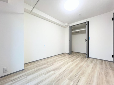 【洋室】 | サンハイツ藤が丘 | ◆柔らかい陽光が差し込む明るいお部屋を演出する設計。彩光の取れる窓が気持ちの良いお部屋を創り上げます。