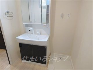 広島市安佐北区亀山２丁目の賃貸マンションの洗面所|三面鏡付きシャンプードレッサー