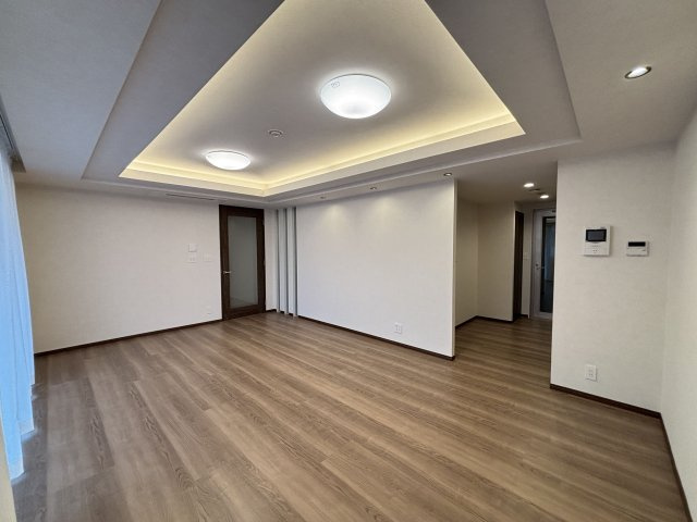 【居間・リビング】 | グランドメゾン萩の宮 | 南東向きのバルコニーに面したリビングは陽当り良好で、ご家族で過ごす空間をより居心地良くしてくれます